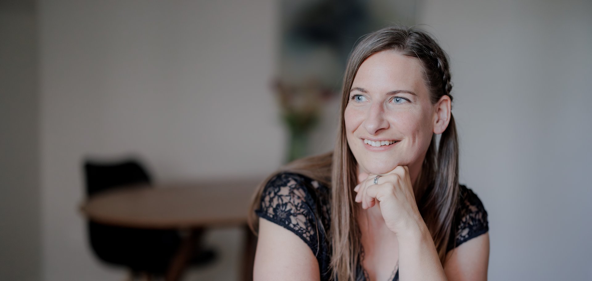 Cornelia Gantenbein in ihrer Praxis für Hypnose und integrative Therapie in St. Gallen